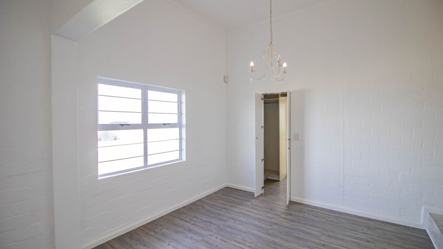 4 Bedroom Property for Sale in Hoogland Western Cape
